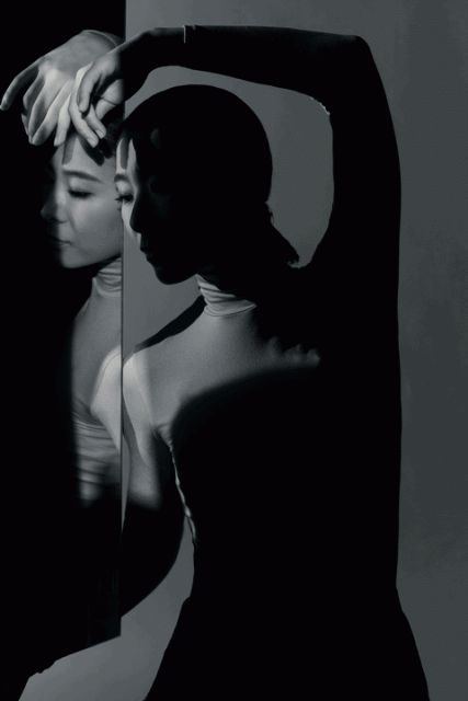 香港舞蹈團今年5月帶來全新原創作品《如影》以「影」引起回憶共鳴,舞出扣人心弦的女性故事。