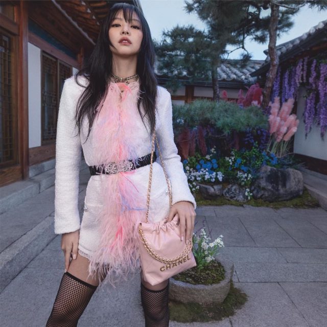 「人間香奈兒」 Jennie 擔綱 Chanel 22 迷你手袋廣告女主角 漫遊首爾街頭