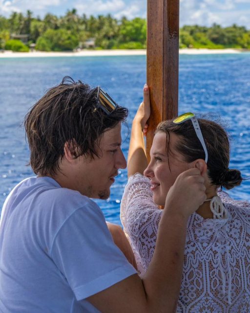 Millie Bobby Brown已經訂婚！與未婚夫Jake Bongiovi甜蜜交往第三年修成正果