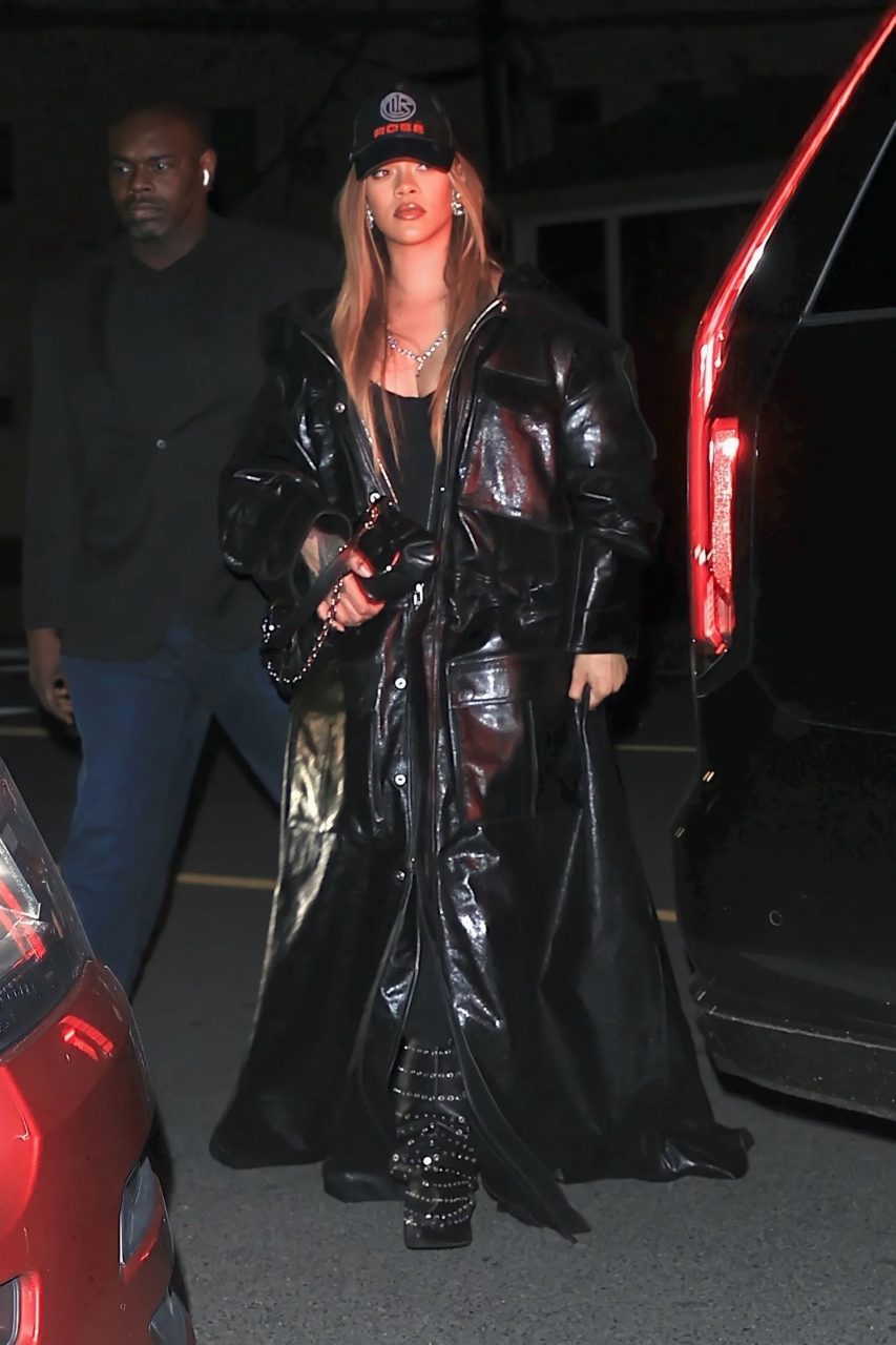 2024年2月4日，Rihanna身穿Alexander Wang訂製皮質長外套和來自 All-In Studio 的及膝長靴。