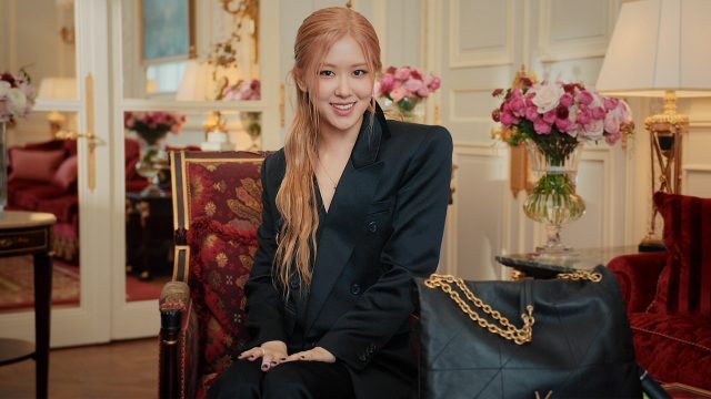 公開 Blackpink Rosé 隨身YSL手袋的愛用物:吸油紙、太陽眼鏡、書、有線耳機⋯⋯