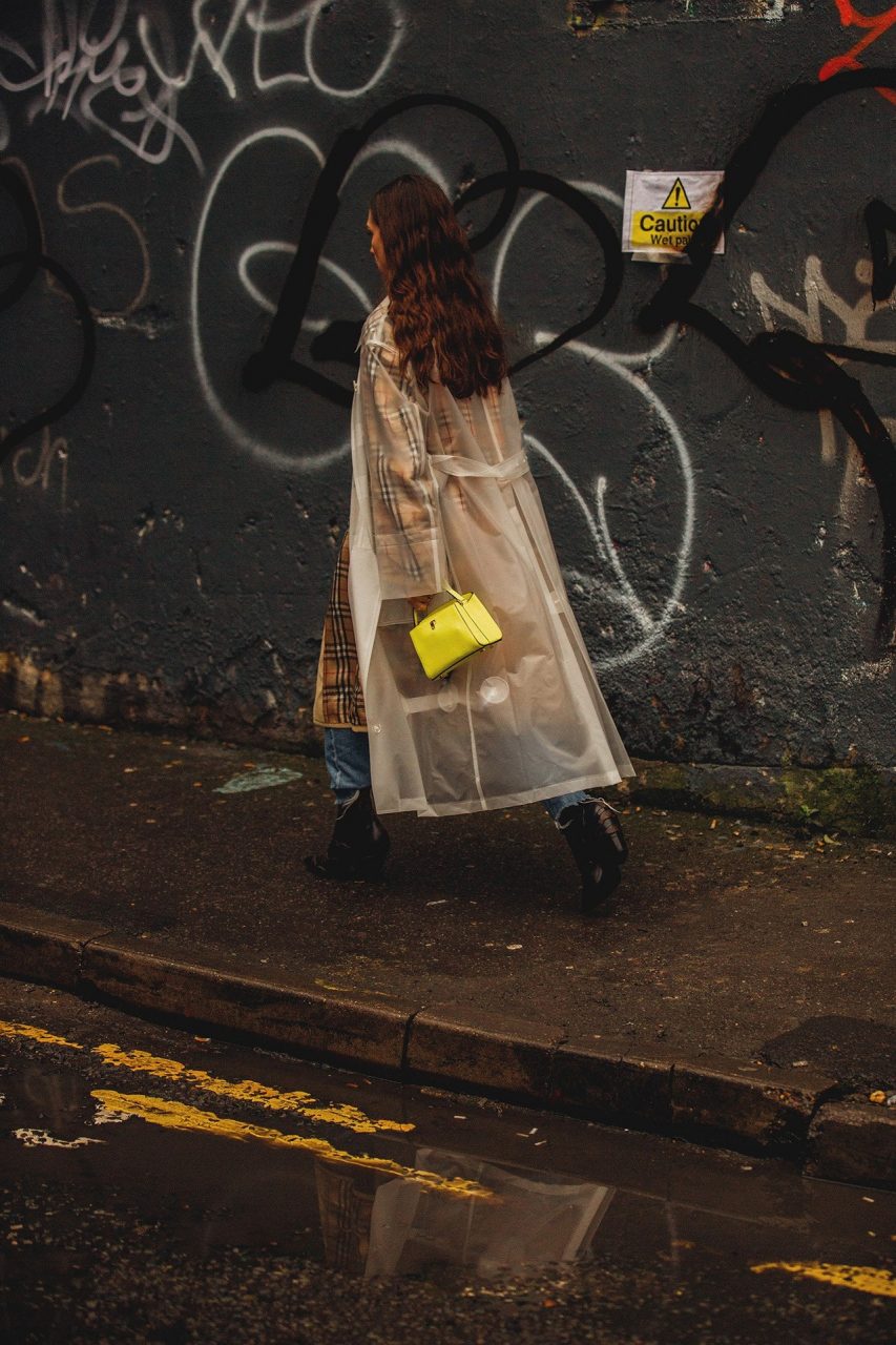下雨天時尚穿搭靈感｜雨褸、雨靴⋯推薦下雨天必備的時尚「防水」單品