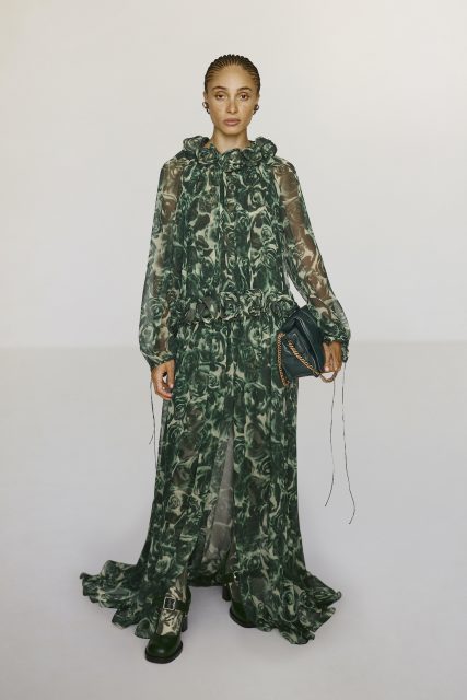 Burberry 無預警發布 2024 春季系列,見證 Daniel Lee 筆下的英式風格進化論!