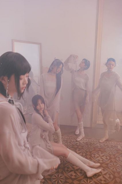 梁朝偉零片酬出演!NewJeans最新單曲《Cool With You》 MV究竟在講什麼?