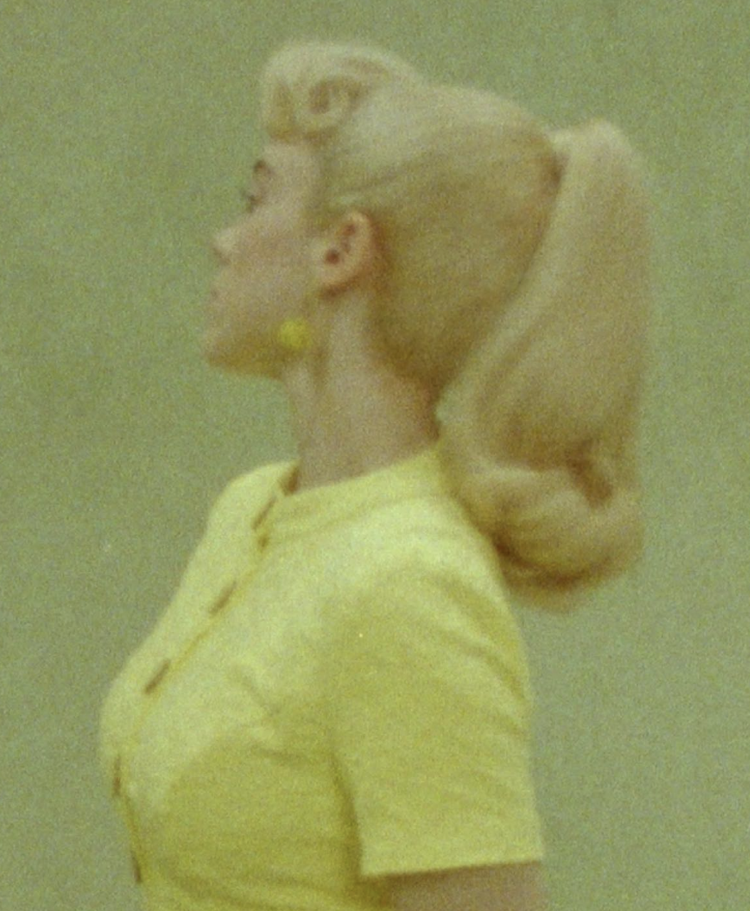 不一樣的芭比！Billie Eilish以復古黃色金髮芭比造型演繹《Barbie》電影歌曲