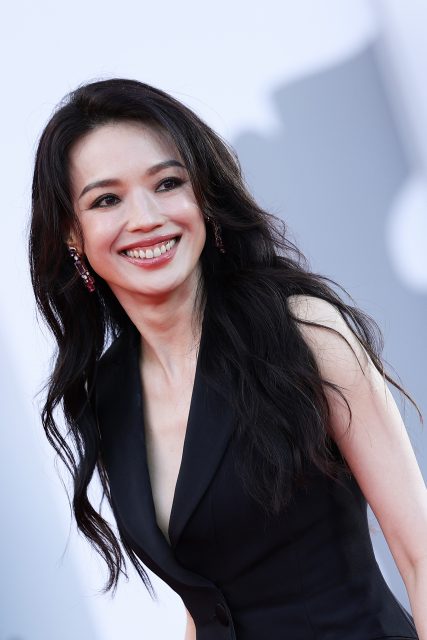 威尼斯影展 2023｜盤點最佳紅地毯造型：最美評審舒淇以Alberta Ferretti黑色禮服閃耀登場，梁朝偉與劉嘉玲一同以Armani Privé訂製服甜蜜亮相！