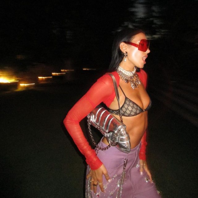 千禧年風格重臨:Kendall Jenner、Dua Lipa 率先上身的復古金屬扣 Gucci Horsebit 鏈條手袋時尚回歸!