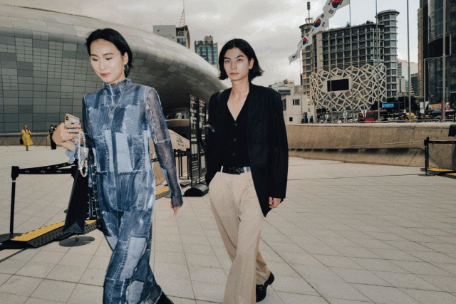 2024春夏首爾時裝週街拍｜去時裝週怎麼穿？精選攝影師Young Chul Kim鏡頭下的首爾街頭潮流造型