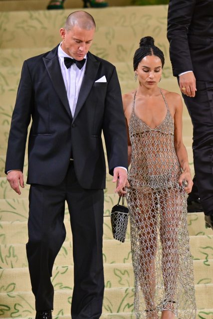 《蝙蝠俠》貓女 Zoë Kravitz 與《舞出真我》男友 Channing Tatum 即將結為連理?萬聖節搞怪裝扮現身,手上鑽戒曝光訂婚消息!