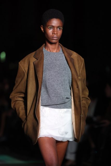 今年秋冬的投資是入手一件「灰色冷衫」！從 Uniqlo 到 Miu Miu 精選 13 款灰色毛衣⋯⋯