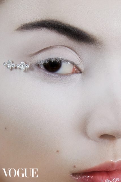 派對眼妝之選:寶石妝該怎樣打造?把閃石成為一條發亮的眼線