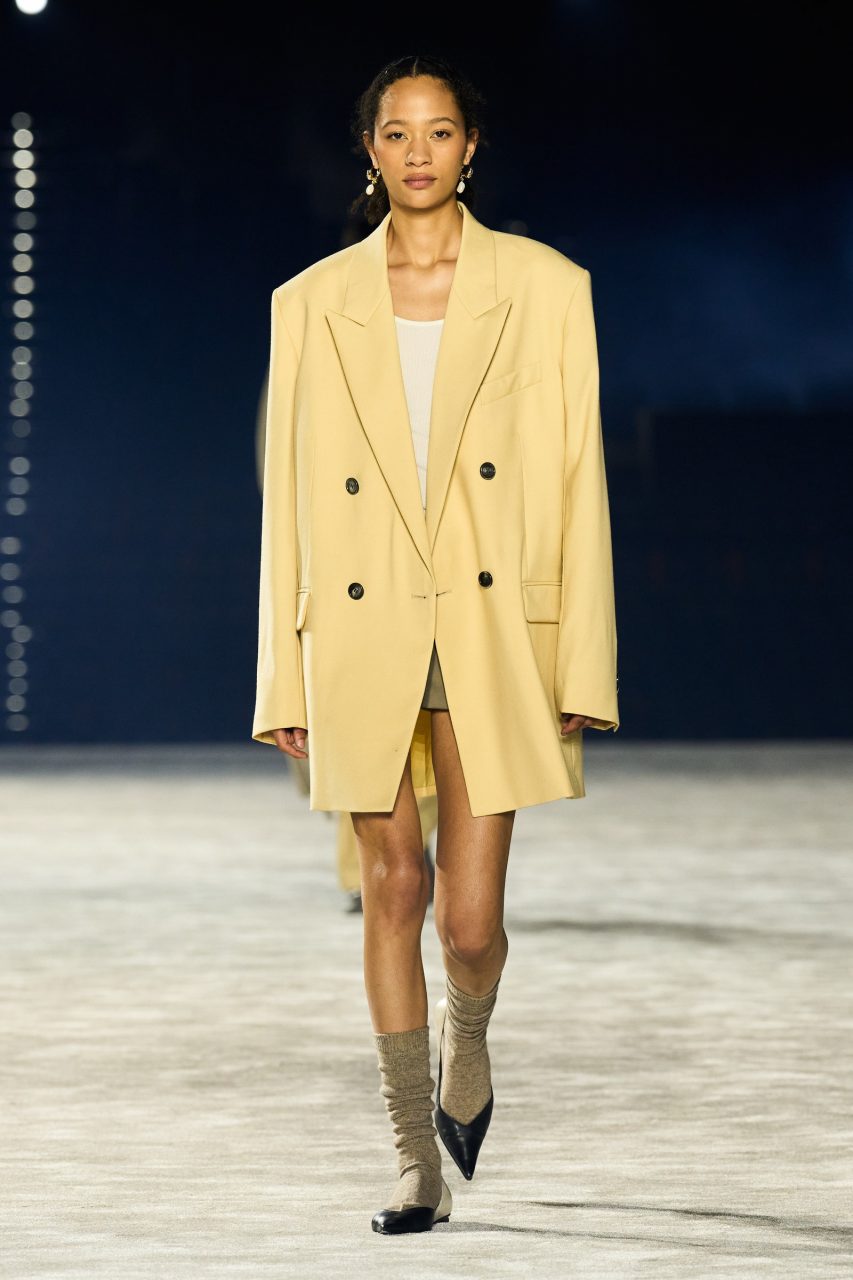 Short Suit 是展現身材的完美搭配？看 Julia Roberts、Gisele 和 Gigi Hadid 如何演繹這股潮流