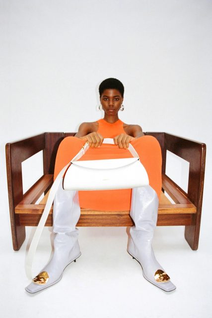 如「朱古力棒」般的窄長手袋當道!憑體積小、容量大的特色成功攻佔一眾時尚女生